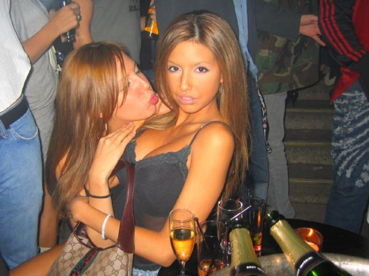 Выпившие девки в ночном клубе показывают сиськи порно фото